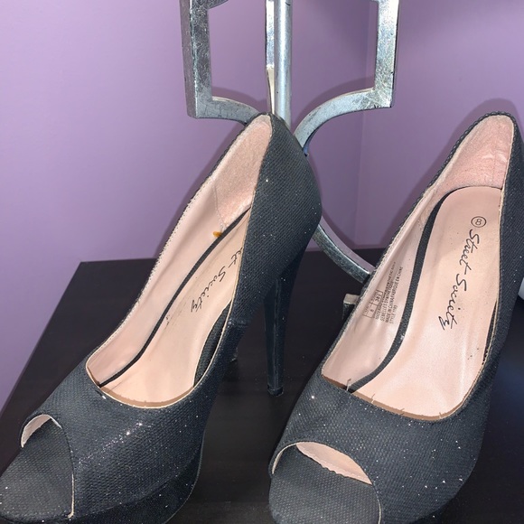 BLACK HEELS - Picture 3 of 3